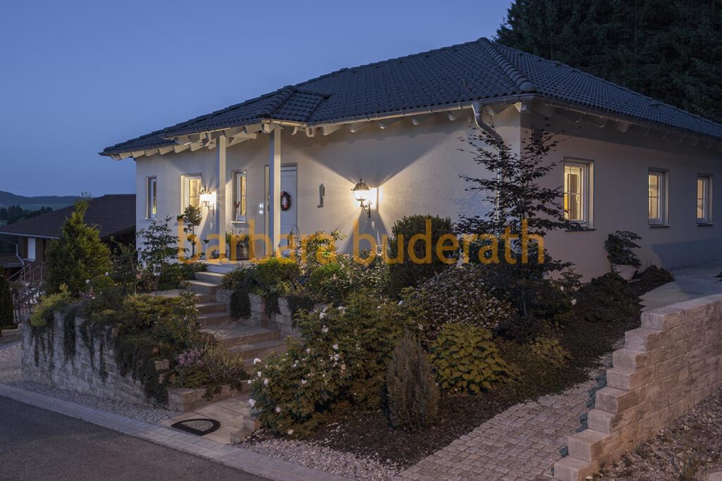 Architekturfoto eines Bungalow mit Dach in der Dämmerung